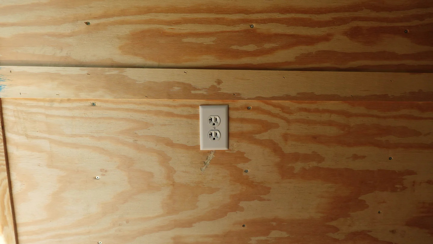 8.5' x 32' Silver Enclosed Trailer (3) 7,000LB Axles - Image 5